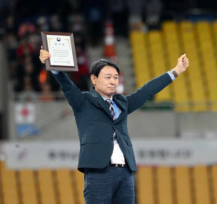 [서울=뉴시스] 대한하키협회, 제106회 전국체육대회(전국체전) 폐회식에서 '질서상 3위' 수상. 사진은 한진수 상임부회장. (사진=대한하키협회 제공) *재판매 및 DB 금지