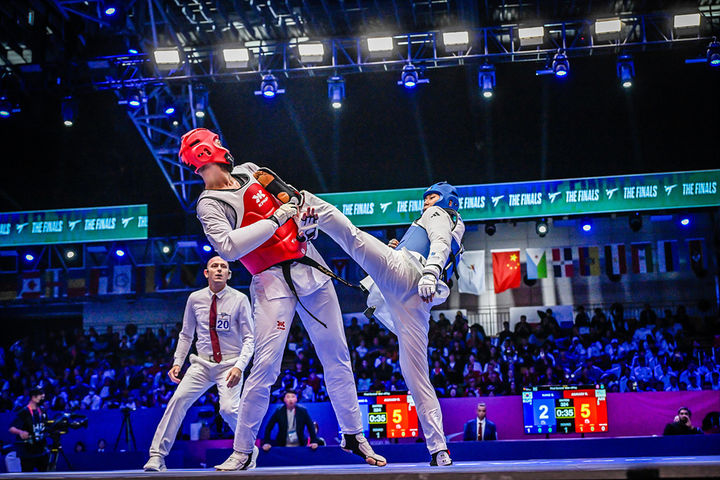 [서울=뉴시스] 강상현(오른쪽), 2025 세계태권도선수권대회 남자 87㎏ 초과급 우승. (사진=세계태권도연맹 제공) *재판매 및 DB 금지