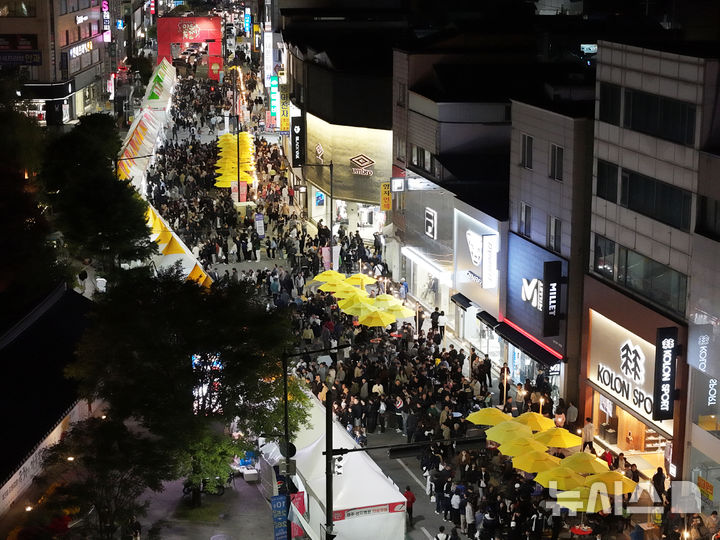 [원주=뉴시스] 이덕화 기자 = 24일 강원 원주시 대표 먹거리축제인 '원주만두축제'가 중앙동 전통시장과 문화의거리, 원일로 일원에서 열린 가운데 만두 판매 거리가 방문객들로 북새통을 이루고 있다. 2025.10.24. wonder8768@newsis.com