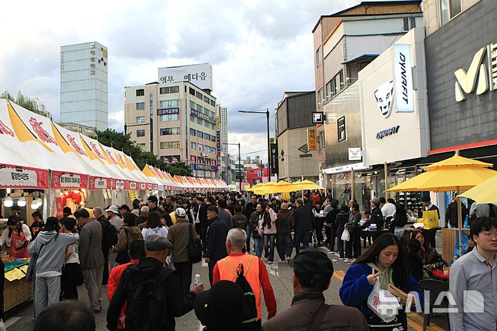 [원주=뉴시스] 이덕화 기자 = 지난 24일 강원 원주시 대표 먹거리축제인 '원주만두축제'가 중앙동 전통시장과 문화의거리, 원일로 일원에서 열렸다. 2025.10.30. wonder8768@newsis.com