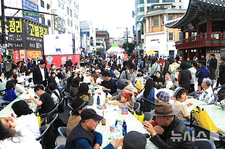 [원주=뉴시스] 이덕화 기자 = 24일 강원 원주시 대표 먹거리축제인 '원주만두축제'가 중앙동 전통시장과 문화의거리, 원일로 일원에서 열린 가운데 축제장이 특색있는 만두를 맛 보려는 방문객들로 북새통을 이루고 있다. 2025.10.24. wonder8768@newsis.com