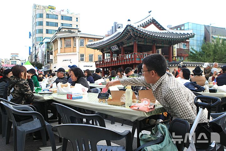 [원주=뉴시스] 이덕화 기자 = 24일 강원 원주시 대표 먹거리축제인 '원주만두축제'가 중앙동 전통시장과 문화의거리, 원일로 일원에서 열린 가운데 축제장이 특색있는 만두를 맛 보려는 방문객들로 북새통을 이루고 있다. 2025.10.24. wonder8768@newsis.com