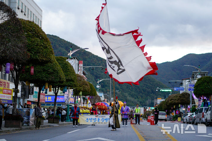 [단양=뉴시스] 이병찬 기자 = 고구려 문화축제 제27회 온달문화축제가 개막한 24일 충북 단양군 단양읍에서 온달장군 승전행렬이 펼쳐지고 있다.(사진=단양군 제공)2025.10.24.photo@newsis.com 