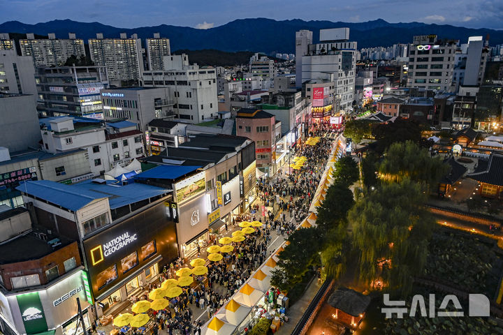 [원주=뉴시스] 이덕화 기자 = 24일 강원 원주시 대표 먹거리축제인 '원주만두축제'가 중앙동 전통시장과 문화의거리, 원일로 일원에서 열린 가운데 만두 판매 거리가 방문객들로 북새통을 이루고 있다. 2025.10.24. wonder8768@newsis.com