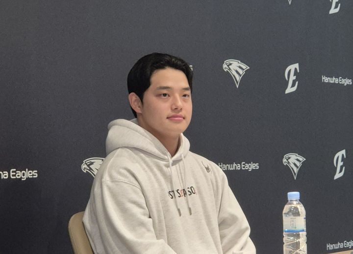 [대전=뉴시스] 문채현 기자 = 프로야구 한화 이글스의 문동주가 24일 대전 한화생명볼파크에서 열린 2025 신한 쏠뱅크 KBO 포스트시즌 플레이오프(PO·5전3선승제) 최종 5차전에서 승리한 뒤 취재진과 인터뷰를 하고 있다. 2025.10.24. dal@newsis.com *재판매 및 DB 금지