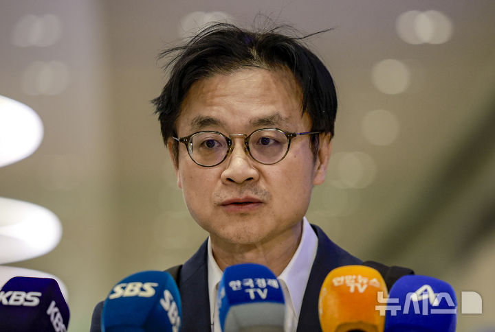 [인천공항=뉴시스] 정병혁 기자 = 관세협상 후속 협의를 위해 미국 워싱턴 D.C.를 방문했던 김정관 산업통상부 장관이 24일 인천국제공항을 통해 귀국해 취재진 질문에 답하고 있다. 2025.10.24 jhope@newsis.com