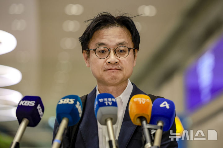 [인천공항=뉴시스] 정병혁 기자 = 관세협상 후속 협의를 위해 미국 워싱턴 D.C.를 방문했던 김정관 산업통상부 장관이 24일 인천국제공항을 통해 귀국해 취재진 질문을 듣고 있다. 2025.10.24 jhope@newsis.com