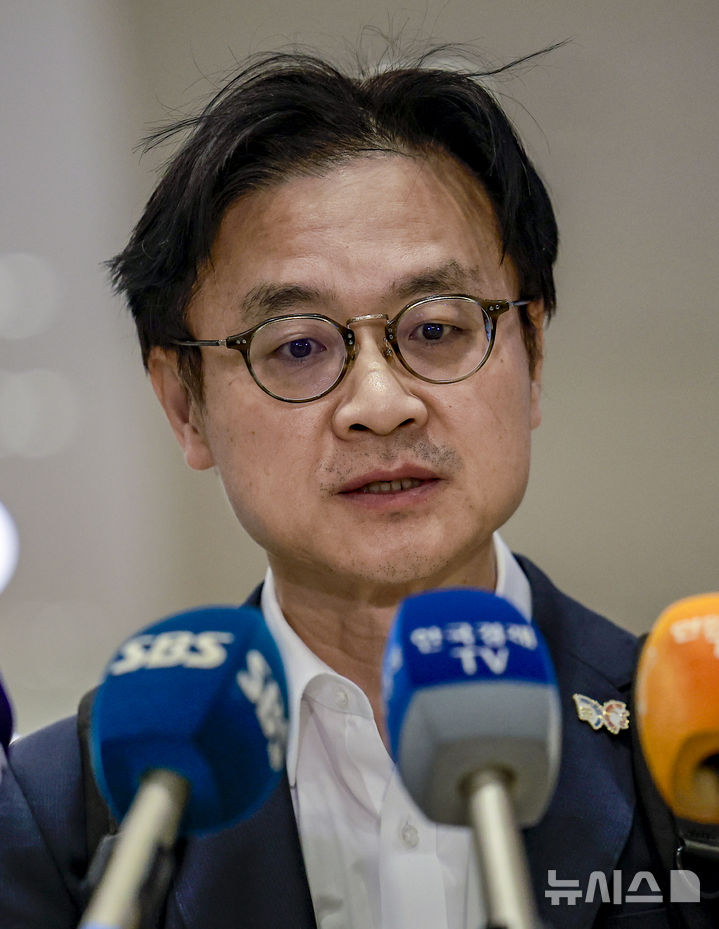 [인천공항=뉴시스] 정병혁 기자 = 관세협상 후속 협의를 위해 미국 워싱턴 D.C.를 방문했던 김정관 산업통상부 장관이 24일 인천국제공항을 통해 귀국해 취재진 질문에 답하고 있다. 2025.10.24 jhope@newsis.com