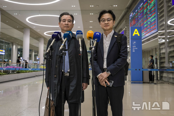 [인천공항=뉴시스] 정병혁 기자 = 관세협상 후속 협의를 위해 미국 워싱턴 D.C.를 방문했던 김용범 대통령비서실 정책실장과 김정관 산업통상부 장관이 24일 인천국제공항을 통해 귀국해 취재진 질문에 답하고 있다. 2025.10.24 jhope@newsis.com