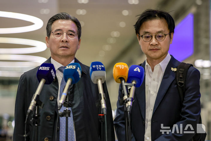 [인천공항=뉴시스] 정병혁 기자 = 관세협상 후속 협의를 위해 미국 워싱턴 D.C.를 방문했던 김용범 대통령비서실 정책실장이 24일 인천국제공항을 통해 귀국해 취재진 질문에 답하고 있다. 오른쪽은 김정관 산업통상부 장관. 2025.10.24 jhope@newsis.com