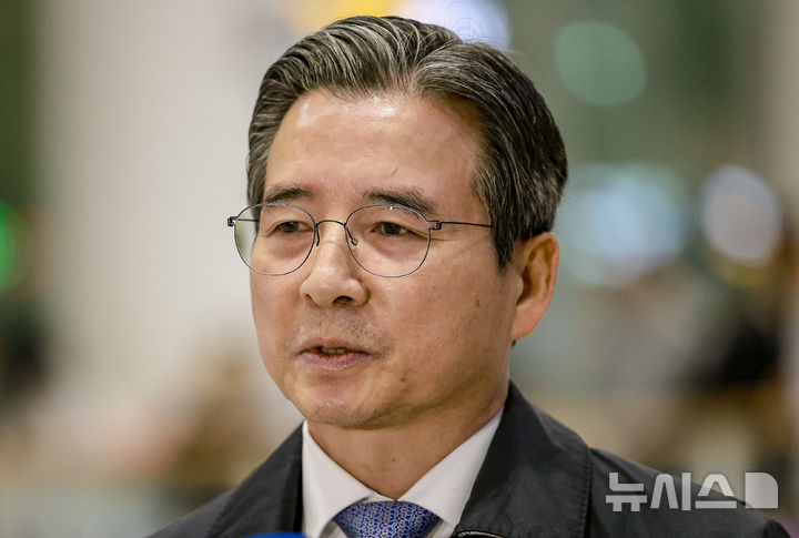 [인천공항=뉴시스] 정병혁 기자 = 관세협상 후속 협의를 위해 미국 워싱턴 D.C.를 방문했던 김용범 대통령비서실 정책실장이 24일 인천국제공항을 통해 귀국해 취재진 질문에 답하고 있다. 2025.10.24 jhope@newsis.com