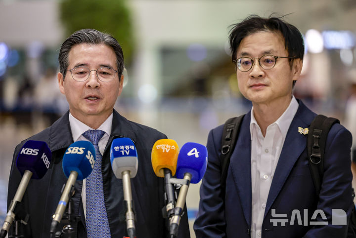 [인천공항=뉴시스] 정병혁 기자 = 관세협상 후속 협의를 위해 미국 워싱턴 D.C.를 방문했던 김용범 대통령비서실 정책실장이 24일 인천국제공항을 통해 귀국해 취재진 질문에 답하고 있다. 오른쪽은 김정관 산업통상부 장관. 2025.10.24 jhope@newsis.com