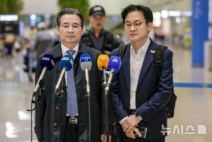 [인천공항=뉴시스] 정병혁 기자 = 관세협상 후속 협의를 위해 미국 워싱턴 D.C.를 방문했던 김용범(왼쪽) 대통령비서실 정책실장과 김정관 산업통상부 장관이 24일 인천국제공항을 통해 귀국해 취재진 질문을 듣고 있다. 2025.10.24 jhope@newsis.com