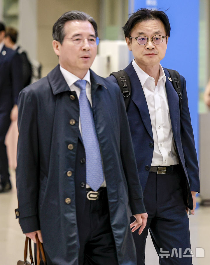 [인천공항=뉴시스] 정병혁 기자 = 관세협상 후속 협의를 위해 미국 워싱턴 D.C.를 방문했던 김용범(왼쪽) 대통령비서실 정책실장과 김정관 산업통상부 장관이 24일 인천국제공항을 통해 귀국하고 있다. 2025.10.24 jhope@newsis.com