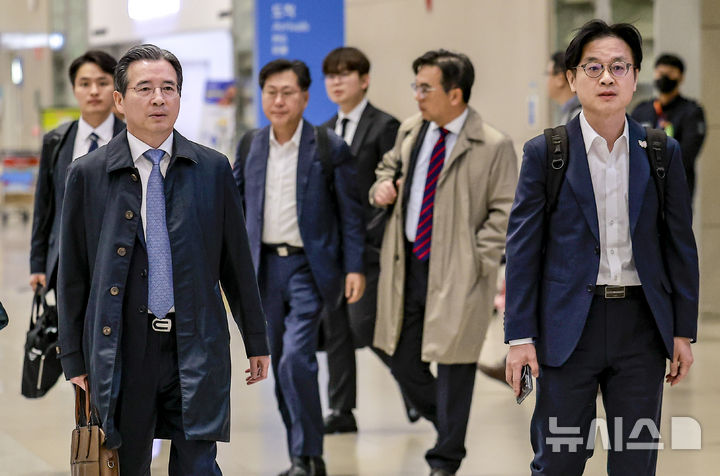 [인천공항=뉴시스] 정병혁 기자 = 관세협상 후속 협의를 위해 미국 워싱턴 D.C.를 방문했던 김용범(왼쪽) 대통령비서실 정책실장과 김정관 산업통상부 장관이 24일 인천국제공항을 통해 귀국하고 있다. 2025.10.24 jhope@newsis.com