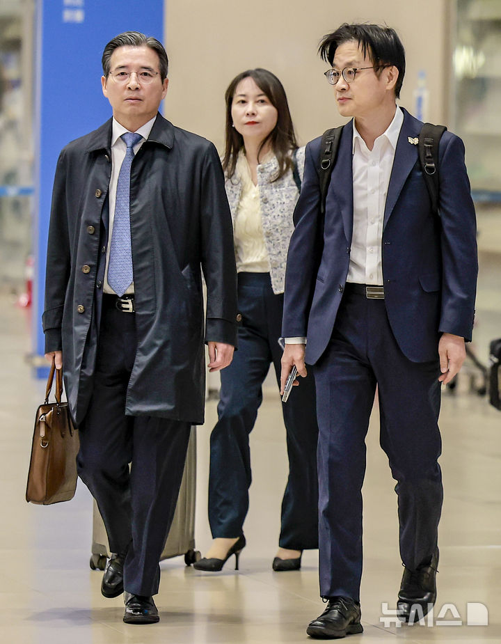 [인천공항=뉴시스] 정병혁 기자 = 관세협상 후속 협의를 위해 미국 워싱턴 D.C.를 방문했던 김용범(왼쪽) 대통령비서실 정책실장과 김정관 산업통상부 장관이 24일 인천국제공항을 통해 귀국하고 있다. 2025.10.24 jhope@newsis.com