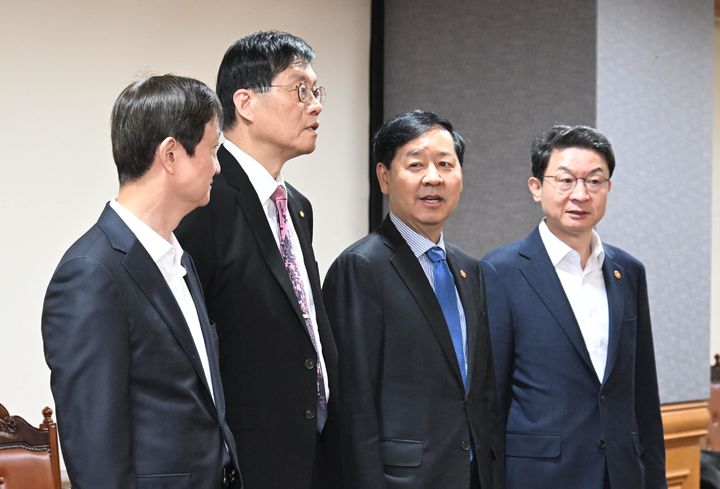 [서울=뉴시스] 구윤철 부총리 겸 기획재정부 장관이 24일 서울 중구 은행연합회에서 열린 시장상황점검회의에 앞서 기념촬영 하고 있다. 왼쪽부터 이찬진 금융감독원장, 이창용 한국은행 총재, 구 부총리, 이억원 금융위원장. (사진=기획재정부 제공) 2025.10.24. photo@newsis.com *재판매 및 DB 금지