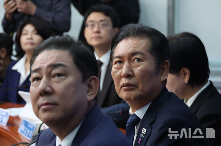 [서울=뉴시스] 고승민 기자 = 정청래 더불어민주당 대표가 24일 서울 여의도 국회에서 열린 최고위원회의에서 23일 서울시 국감에서 벌어진 오세훈 시장과 명태균 씨의 공방을 영상으로 보고 있다. 2025.10.24. kkssmm99@newsis.com