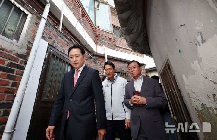 [서울=뉴시스] 조성우 기자 = 장동혁 국민의힘 대표와 오세훈 서울시장이 24일 오전 서울 노원구 상계5 재정비촉진구역 현장을 점검하고 있다. 2025.10.24. xconfind@newsis.com