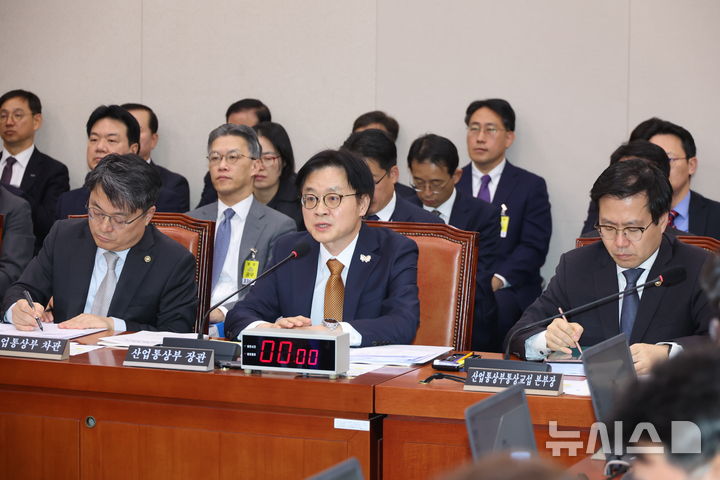 [서울=뉴시스] 고승민 기자 = 김정관 산업통상자원부 장관이 24일 서울 여의도 국회에서 열린 산업통상자원중소벤처기업위원회의 산업통상자원부 등 종합감사에서  의원 질의에 답하고 있다. 2025.10.24. kkssmm99@newsis.com