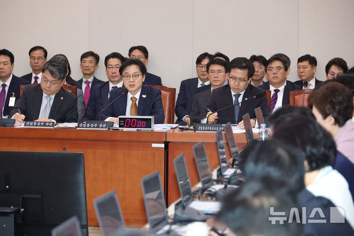 [서울=뉴시스] 고승민 기자 = 김정관 산업통상자원부 장관이 24일 서울 여의도 국회에서 열린 산업통상자원중소벤처기업위원회의 산업통상자원부 등 종합감사에서  의원 질의에 답하고 있다. 2025.10.24. kkssmm99@newsis.com