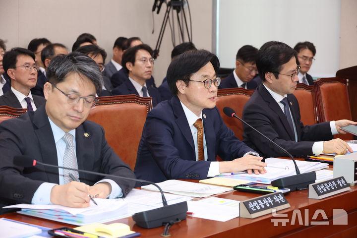 [서울=뉴시스] 고승민 기자 = 김정관 산업통상자원부 장관이 24일 서울 여의도 국회에서 열린 산업통상자원중소벤처기업위원회의 산업통상자원부 등 종합감사에서 의원 질의에 답하고 있다. 2025.10.24. kkssmm99@newsis.com