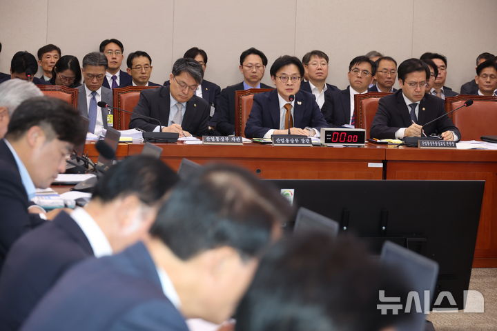 [서울=뉴시스] 고승민 기자 = 김정관 산업통상자원부 장관이 지난달 24일 서울 여의도 국회에서 열린 산업통상자원중소벤처기업위원회의 산업통상자원부 등 종합감사에서  의원 질의에 답하고 있다. 2025.10.24. kkssmm99@newsis.com