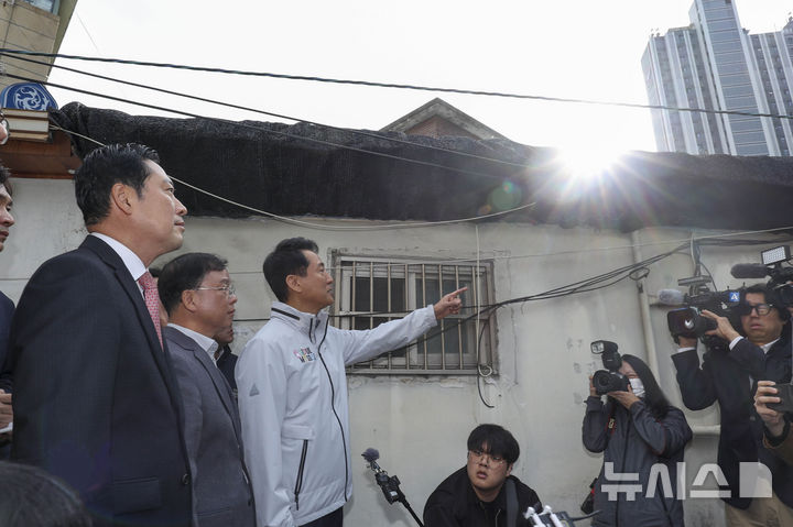 [서울=뉴시스] 조성우 기자 = 장동혁(왼쪽) 국민의힘 대표와 오세훈 서울시장이 24일 오전 서울 노원구 상계5 재정비촉진구역 현장을 점검하고 있다. (공동취재) 2025.10.24. photo@newsis.com