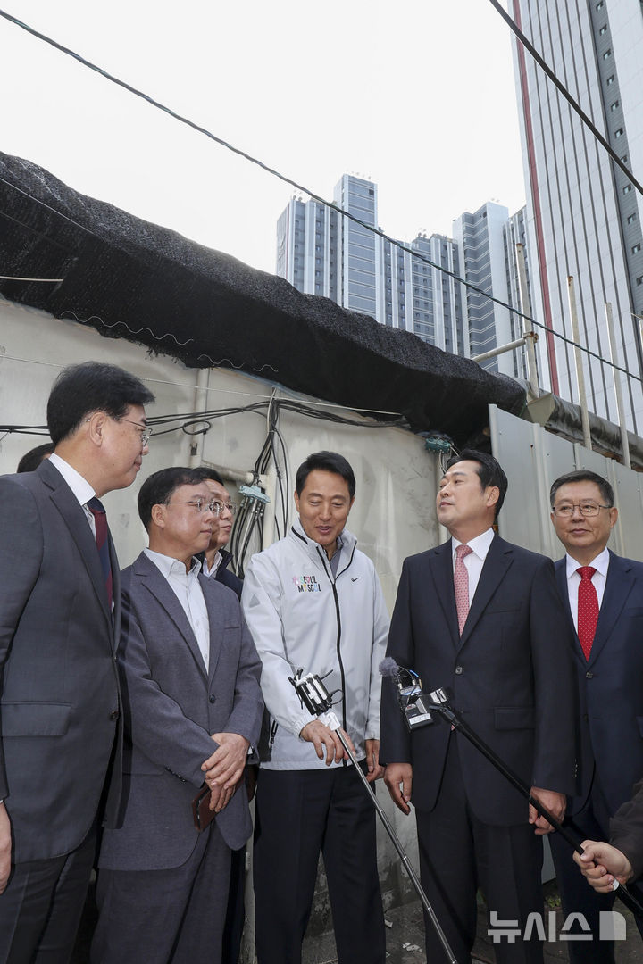 [서울=뉴시스] 조성우 기자 = 장동혁(오른쪽 두 번째) 국민의힘 대표와 송언석 원내대표, 오세훈(가운데) 서울시장이 24일 오전 서울 노원구 상계5 재정비촉진구역 현장을 점검하고 있다. (공동취재) 2025.10.24. photo@newsis.com
