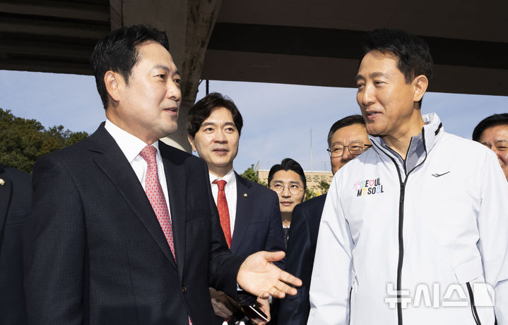 [서울=뉴시스] 조성우 기자 = 장동혁(왼쪽) 국민의힘 대표와 오세훈 서울시장이 24일 오전 서울 노원구 상계5 재정비촉진구역 현장을 점검하며 대화하고 있다. (공동취재) 2025.10.24. photo@newsis.com