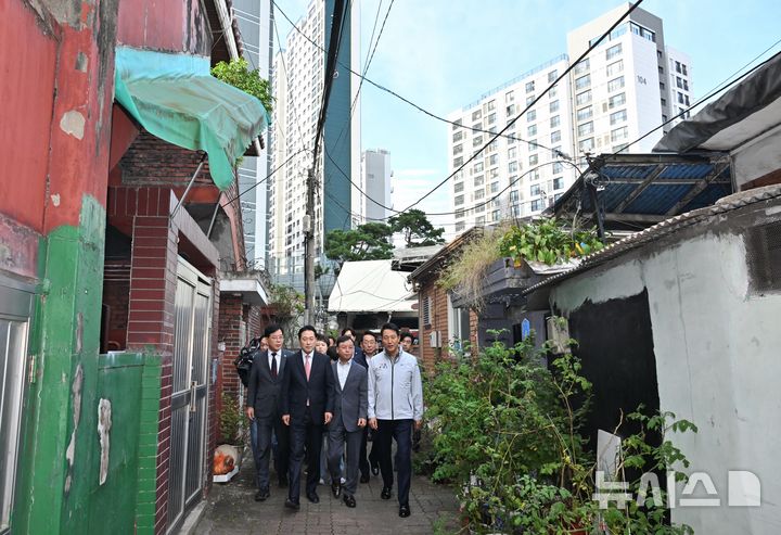 [서울=뉴시스] 조성우 기자 = 장동혁(왼쪼 두 번째) 국민의힘 대표와 송언석 원내대표, 오세훈(오른쪽) 서울시장이 24일 오전 서울 노원구 상계5 재정비촉진구역 현장을 점검한 뒤 부동산 대책회의를 하기 위해 이동하고 있다. (공동취재) 2025.10.24. photo@newsis.com