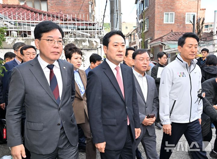 [서울=뉴시스] 조성우 기자 = 장동혁(가운데) 국민의힘 대표와 송언석 원내대표, 오세훈(오른쪽) 서울시장이 24일 오전 서울 노원구 상계5 재정비촉진구역 현장을 점검한 뒤 부동산 대책회의를 하기 위해 이동하고 있다. (공동취재) 2025.10.24. photo@newsis.com