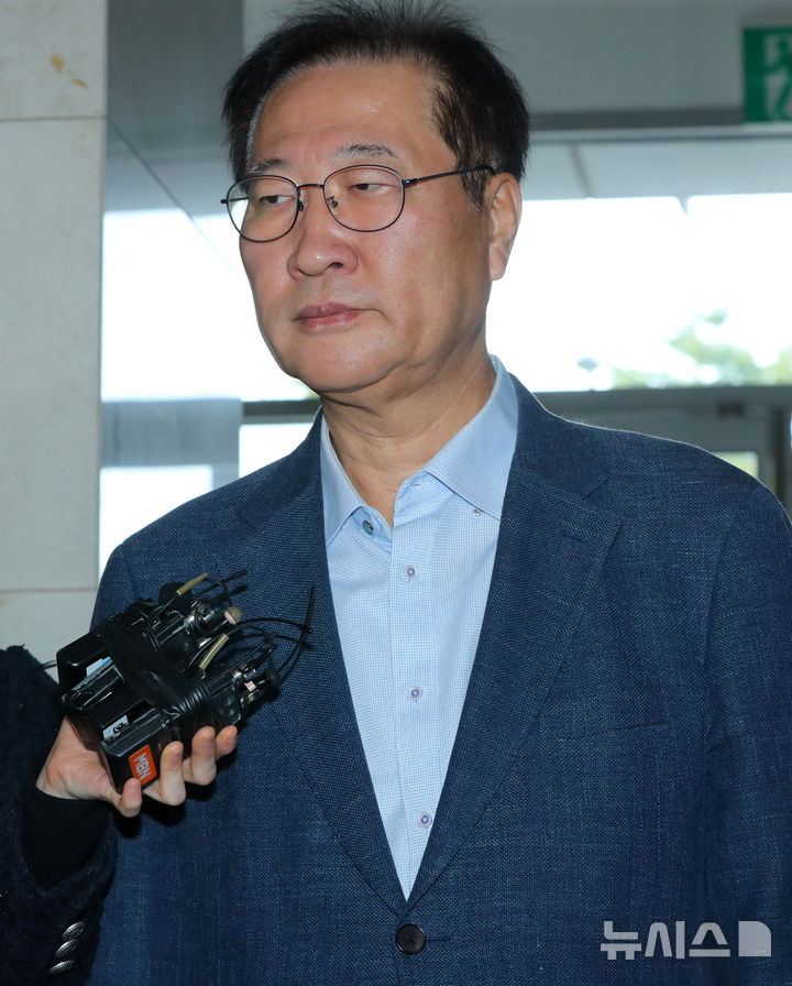 [서울=뉴시스] 김혜진 기자 = 박성재 전 법무부장관이 24일 오전 서울 서초구 순직해병 특별검사팀(특별검사 이명현)에 피의자 조사를 받기 위해 출석하고 있다 2025.10.24 jini@newsis.com