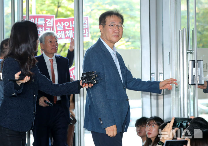 [서울=뉴시스] 김혜진 기자 = 박성재 전 법무부장관이 24일 오전 서울 서초구 순직해병 특별검사팀(특별검사 이명현)에 피의자 조사를 받기 위해 출석하고 있다 2025.10.24 jini@newsis.com