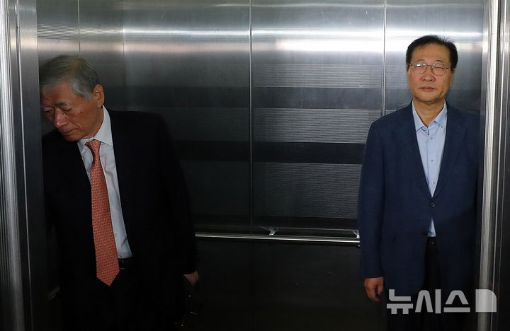 [서울=뉴시스] 김혜진 기자 = 박성재 전 법무부장관이 24일 오전 서울 서초구 순직해병 특별검사팀(특별검사 이명현)에 피의자 조사를 받기 위해 출석하고 있다 2025.10.24 jini@newsis.com