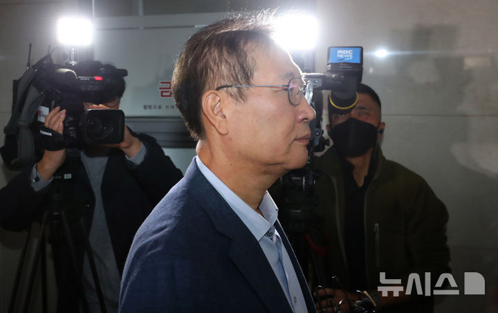 [서울=뉴시스] 김혜진 기자 = 박성재 전 법무부장관이 24일 오전 서울 서초구 순직해병 특별검사팀(특별검사 이명현)에 피의자 조사를 받기 위해 출석하고 있다 2025.10.24 jini@newsis.com