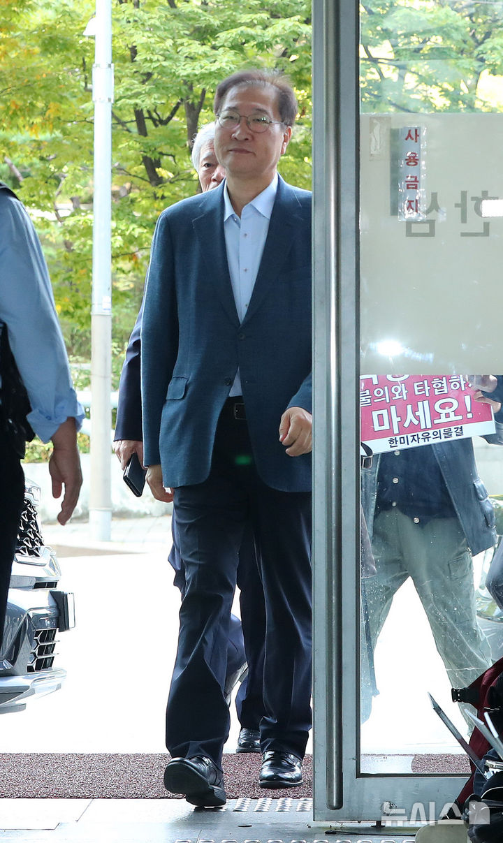 [서울=뉴시스] 김혜진 기자 = 박성재 전 법무부장관이 24일 오전 서울 서초구 순직해병 특별검사팀(특별검사 이명현)에 피의자 조사를 받기 위해 출석하고 있다 2025.10.24 jini@newsis.com