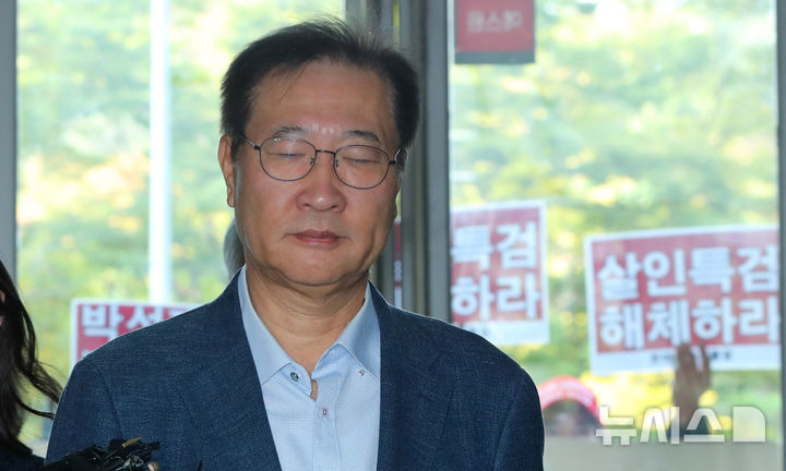 [서울=뉴시스] 김혜진 기자 = 박성재 전 법무부장관이 24일 오전 서울 서초구 순직해병 특별검사팀(특별검사 이명현)에 피의자 조사를 받기 위해 출석하고 있다 2025.10.24 jini@newsis.com