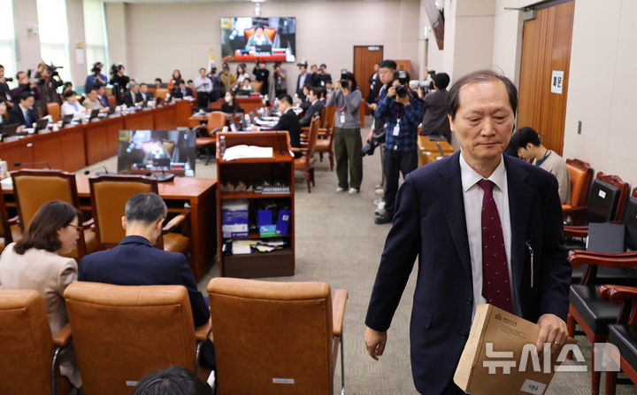[서울=뉴시스] 김금보 기자 = 이완규 전 법제처장이 24일 오전 서울 여의도 국회에서 열린 법제사법위원회의 법제처에 대한 국정감사에서 증인 선서 거부 의사를 밝힌 뒤 자리로 돌아가고 있다. 2025.10.24. kgb@newsis.com