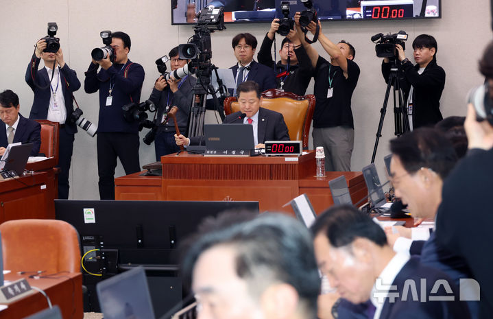 [서울=뉴시스] 고승민 기자 = 이철규 국회 산자위원장이 24일 서울 여의도 국회에서 열린 산업통상자원중소벤처기업위원회의 산업통상자원부 등 종합감사를 개의하고 있다. 2025.10.24. kkssmm99@newsis.com