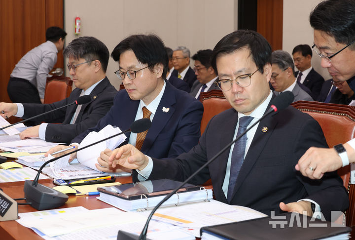 [서울=뉴시스] 고승민 기자 = 김정관 산업통상자원부 장관 등 증인들이 24일 서울 여의도 국회에서 열린 산업통상자원중소벤처기업위원회의 산업통상자원부 등 종합감사에서 자료를 살피고 있다. 2025.10.24. kkssmm99@newsis.com