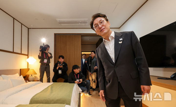 [경주=뉴시스] 이무열 기자 = 김민석 국무총리가 24일 경북 경주시에 마련된 아시아태평양경제협력체(APEC) 정상회의 미디어 숙소를 찾아 시설을 점검하고 있다. 2025.10.24. lmy@newsis.com