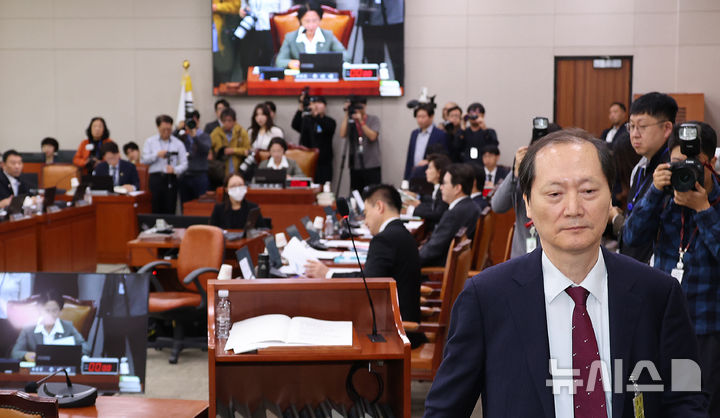 [서울=뉴시스] 김금보 기자 = 이완규 전 법제처장이 24일 오전 서울 여의도 국회에서 열린 법제사법위원회의 법제처에 대한 국정감사에서 증인 선서 거부 의사를 밝힌 뒤 자리로 돌아가고 있다. 2025.10.24. kgb@newsis.com
