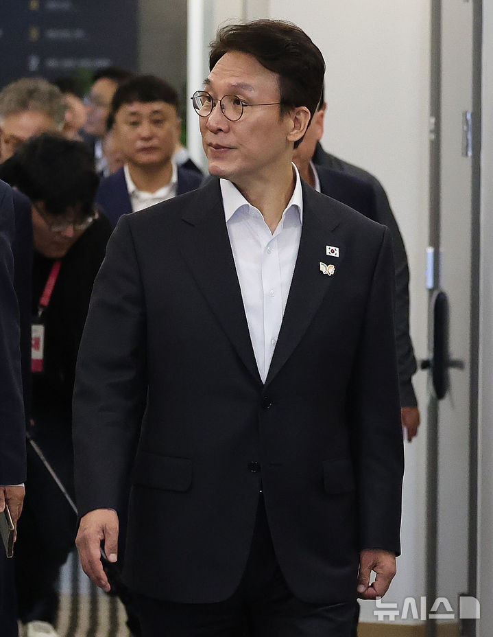 [경주=뉴시스] 이무열 기자 = 김민석 국무총리가 24일 경북 경주시에 마련된 아시아태평양경제협력체(APEC) 정상회의 미디어 숙소를 찾아 시설을 점검하고 있다. 2025.10.24. lmy@newsis.com