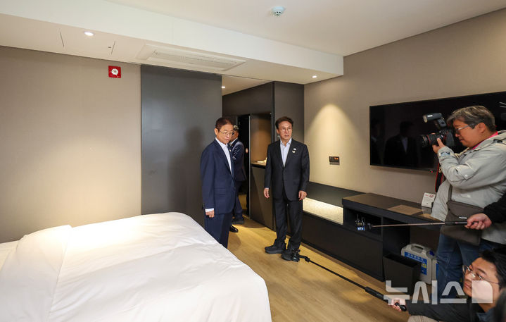 [경주=뉴시스] 이무열 기자 = 김민석 국무총리가 24일 경북 경주시에 마련된 아시아태평양경제협력체(APEC) 정상회의 미디어 숙소를 찾아 시설을 점검하고 있다. 2025.10.24. lmy@newsis.com