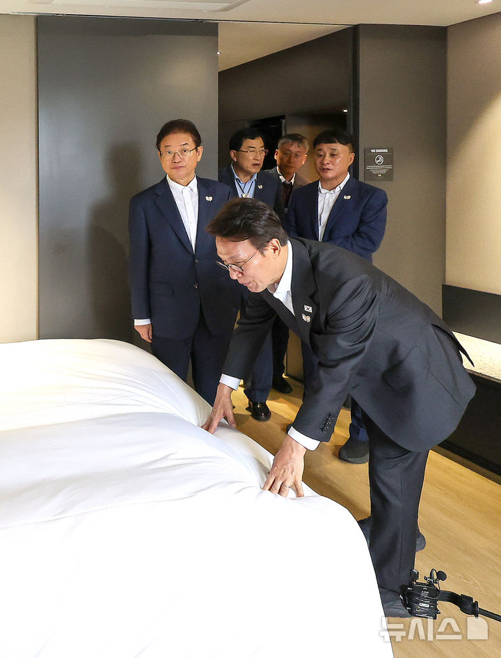 [경주=뉴시스] 이무열 기자 = 김민석 국무총리가 24일 경북 경주시에 마련된 아시아태평양경제협력체(APEC) 정상회의 미디어 숙소를 찾아 시설을 점검하고 있다. 2025.10.24. lmy@newsis.com