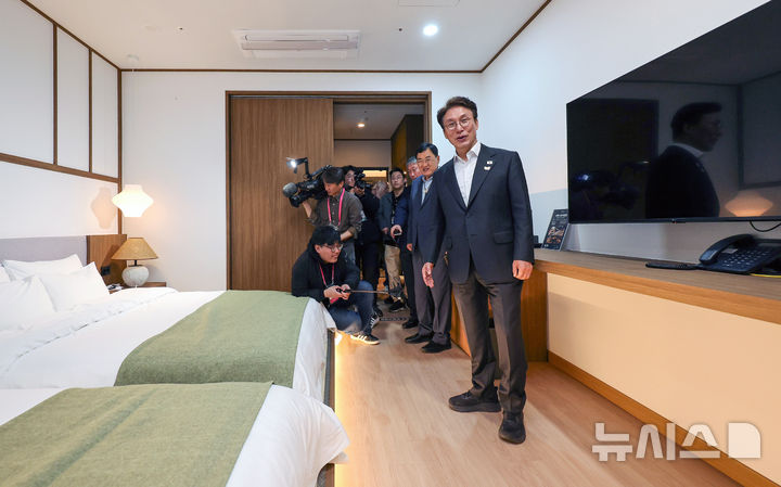 [경주=뉴시스] 이무열 기자 = 김민석 국무총리가 24일 경북 경주시에 마련된 아시아태평양경제협력체(APEC) 정상회의 미디어 숙소를 찾아 시설을 점검하고 있다. 2025.10.24. lmy@newsis.com