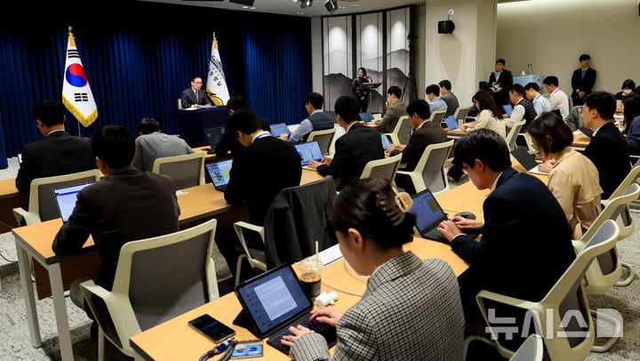 [서울=뉴시스] 고범준 기자 = 위성락 국가안보실장이 24일 서울 용산 대통령실 청사에서 ASEAN 순방 및 APEC 정상회의 일정 관련 브리핑을 하고 있다. (대통령실통신사진기자단) 2025.10.24. bjko@newsis.com