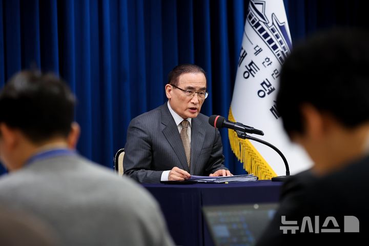 [서울=뉴시스] 고범준 기자 = 위성락 국가안보실장이 24일 서울 용산 대통령실 청사에서 ASEAN 순방 및 APEC 정상회의 일정 관련 브리핑을 하고 있다. (대통령실통신사진기자단) 2025.10.24. bjko@newsis.com