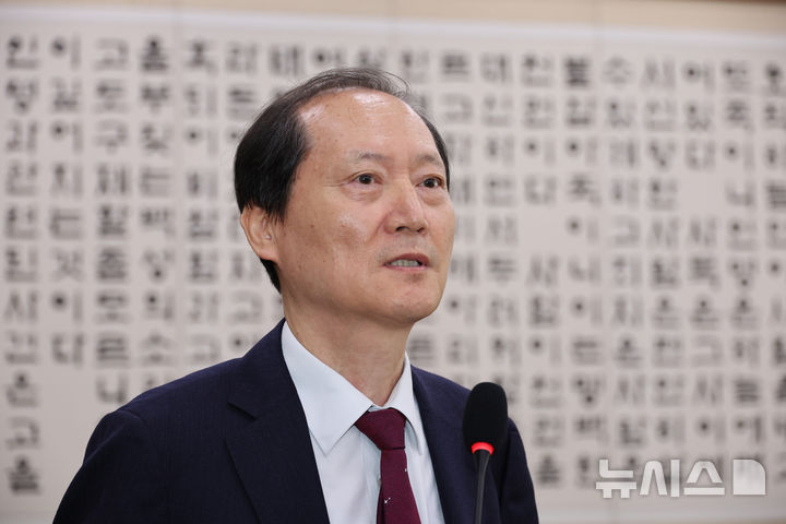 [서울=뉴시스] 김금보 기자 = 이완규 전 법제처장이 24일 오전 서울 여의도 국회에서 열린 법제사법위원회의 법제처에 대한 국정감사에서 증인 선서 거부 의사를 밝히고 있다. 2025.10.24. kgb@newsis.com